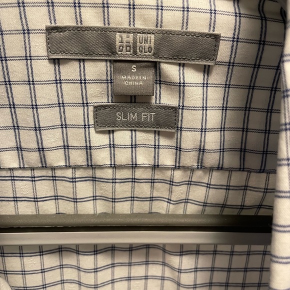 Uniqlo lot of 4 dress shirts size Small and fitted. - Picture 6 of 8